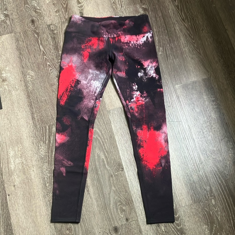 ALO Yoga Airbrush  Ruby Red Smoke print.